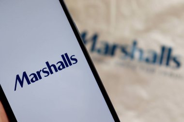Bahia, Brezilya - 30 Eylül 2020. Mareşal logosu akıllı telefon ekranında, Mareşal 'in alışveriş çantası da arka planda..