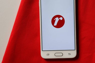 Bahia, Brezilya - 23 Eylül 2020. Kırmızı ve beyaz arka planda akıllı telefon ekranında Renner uygulaması. Renner Brezilyalı bir mağaza giyim şirketi..