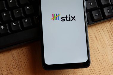 Bahia, Brezilya - 27 Ekim 2020. Ofis masasındaki akıllı telefon ekranında stix logosu. Stix Fidelidade (sadakat programı), Brezilya 'nın ilk perakendeciler koalisyonudur..