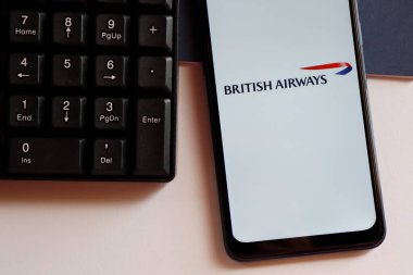 Brezilya - 22 Ekim 2020. British Airways logosu akıllı telefon ekranında ve bilgisayar klavyesinde. Seyahat rezervasyonu kavramı.