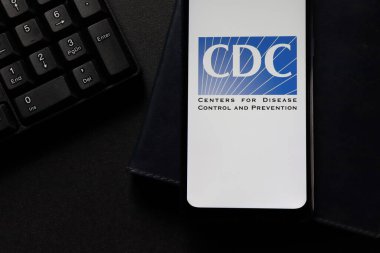 Brezilya - 27 Ekim 2020. CDC logosu akıllı telefon ekranında. Hastalık Kontrol ve Önleme Merkezleri.