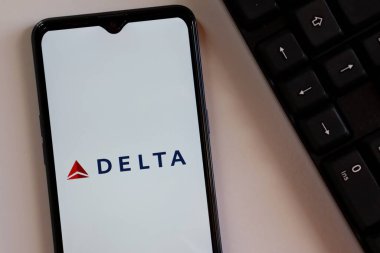 Brezilya - 22 Ekim 2020: Delta Hava Hatları logosu ofis masasındaki akıllı telefon ekranında. Seyahat rezervasyonu kavramı.