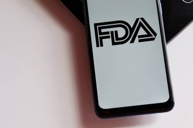 Brezilya - 20 Ekim 2020: akıllı telefon ekranında FDA logosu. Gıda ve Uyuşturucu İdaresi.