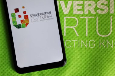 Bahia, Brezilya - 30 Eylül 2020. Üniversiteler Portekiz - Bilgi çantası ve logoyu akıllı telefon ekranına bağlıyorum. Portekiz 'de yüksek öğrenim.