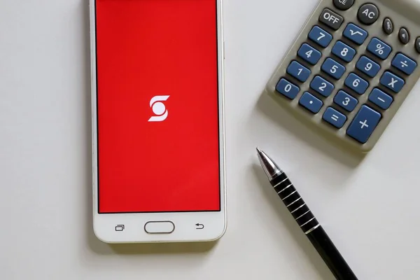 Bahia, Brezilya - 16 Eylül 2020. Scotiabank uygulaması ofis masasındaki akıllı telefon ekranında. Scotiabank, Kanada 'nın çok uluslu bankasıdır..