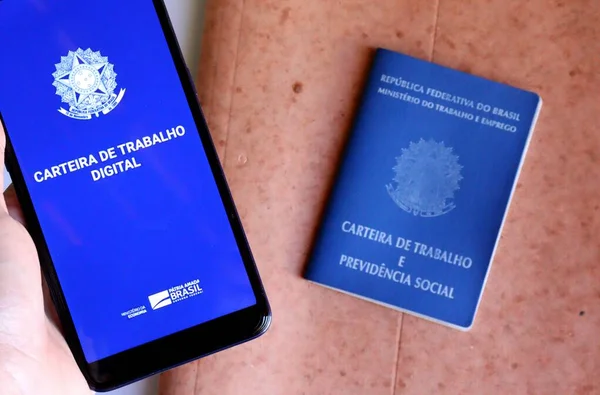 Bahia, Brezilya - 6 Kasım 2020: Akıllı telefon ekranı ve Brezilya iş belgesi üzerine Dijital Çalışma Kartı Uygulaması (Carteira de Trabalho Digital).