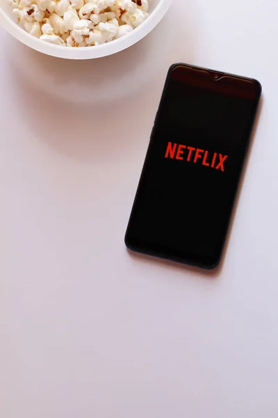 Bahia Brazil October 2020 Netflix App Smartphone Screen Bowl Popcorn — Stock Photo, Image