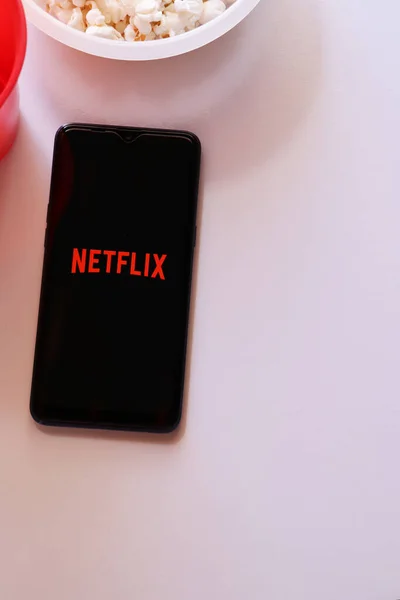 Bahia Brazil Жовтня 2020 Застосунок Netflix Екрані Смартфона Чашкою Чашкою — стокове фото