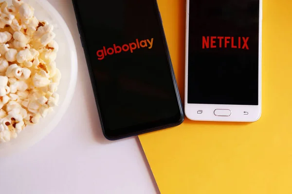 Bahía Brasil Octubre 2020 Aplicaciones Globoplay Netflix Teléfonos Inteligentes Sobre — Foto de Stock