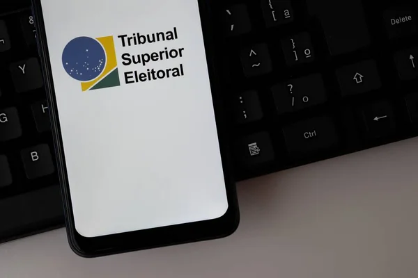 Brezilya - 20 Ekim 2020. TSE - Yüksek Mahkeme Eleitoral (Yüksek Seçim Mahkemesi) logosu bilgisayarın üstünde akıllı telefon ekranında. TSE, Brezilya Seçim Adaleti 'nin en yüksek organıdır.