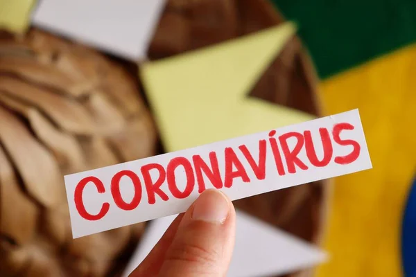 Osoba Držící Nápis Coronavirus Slaměným Kloboukem Prapory Pozadí Koncept Svátku — Stock fotografie