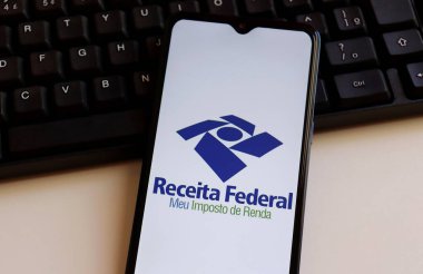 Bahia, Brezilya - 25 Şubat 2025: Receita Federal - Meu imposto de Renda (Brezilya Federal Gelir Dairesi) logosu akıllı telefon ekranında. Brezilya 'da gelir vergisi beyanı.