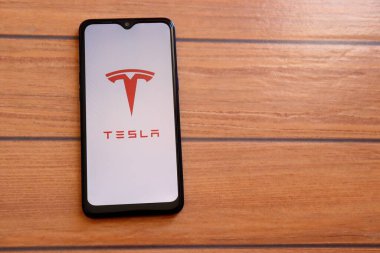 Bahia, Brezilya - 23 Mart 2021: Tesla logosu akıllı telefon ekranında sergilendi. Tesla bir Amerikan elektrikli araç ve temiz enerji şirketi..