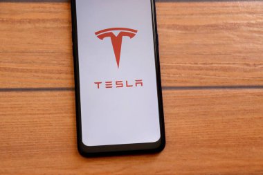 Bahia, Brezilya - 23 Mart 2021: Tesla logosu akıllı telefon ekranında sergilendi. Tesla bir Amerikan elektrikli araç ve temiz enerji şirketi..