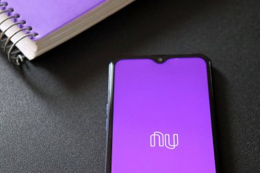 Bahia, Brezilya - 16 Ocak 2021: Akıllı telefon ekranında Nubank uygulaması. Brezilya Dijital Bankası.