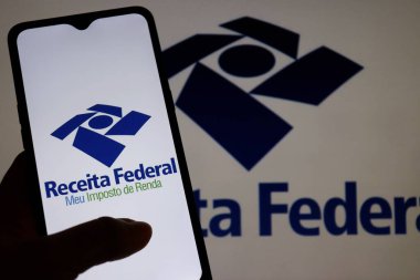 Bahia, Brezilya - 26 Mart 2021: Receita Federal - Meu imposto de Renda (Brezilya Federal Gelir Dairesi) logosu akıllı telefon ekranında. Brezilya 'da gelir vergisi beyanı.