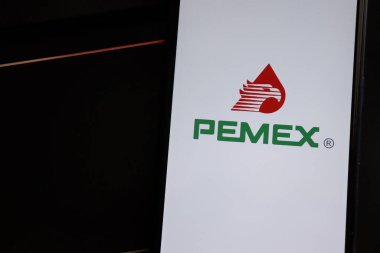 Bahia, Brezilya - 10 Şubat 2021. Ofis masasındaki akıllı telefon ekranında Pemex logosu. Meksika Petrol, Meksika 'nın devlet petrol şirketi..