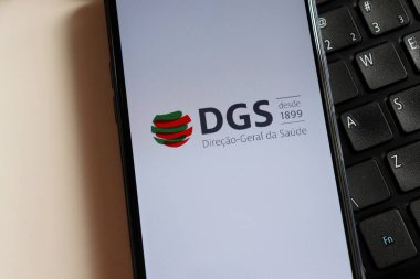 Bahia, Brezilya - 10 Şubat 2021. Direcao-Geral da Saude (Sağlık Genel Müdürlüğü - DGS) logosu akıllı telefon ekranında. Portekiz 'de Covid-19 kavramı.