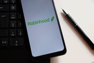 Bahia, Brezilya - 10 Şubat 2021. Robinhood uygulaması akıllı telefon ekranında dizüstü bilgisayarın üstünde. Finansal hizmetler şirketi.