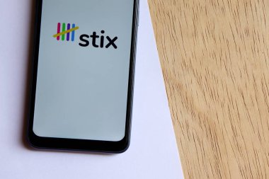 Bahia, Brezilya - 11 Şubat 2021. Ofis masasındaki akıllı telefon ekranında stix logosu. Stix yeni bir Brezilya sadakat programı..