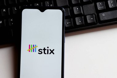 Bahia, Brezilya - 27 Ekim 2020. Akıllı telefon ekranındaki stix logosu beyaz arka plandaki bilgisayar klavyesinin üstünde. Stix yeni bir Brezilya sadakat programı..