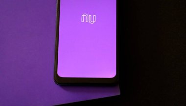 Bahia, Brezilya - 1 Şubat 2021: Ofis masasındaki akıllı telefon ekranında Nubank uygulaması. Brezilya Dijital Bankası.