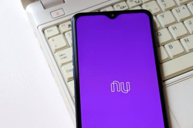 Bahia, Brezilya - 1 Şubat 2021: Ofis masasındaki akıllı telefon ekranında Nubank uygulaması. Brezilya Dijital Bankası.