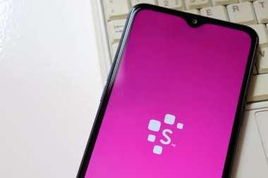 Bahia, Brezilya - 1 Şubat 2021: Serasa Deneysel uygulaması bilgisayarın üstünde akıllı telefon ekranında. Serasa Brezilyalı bir kredi araştırma şirketi..