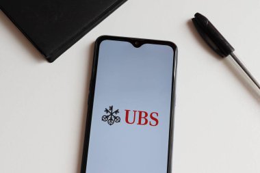 Bahia, Brezilya - 13 Ocak 2021: UBS Group logosu ofis masasındaki akıllı telefon ekranında.