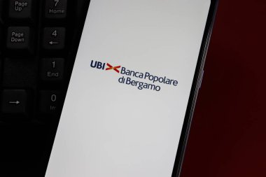 Bahia, Brezilya - 27 Ekim 2020. Akıllı telefon ekranında ve ofis masasında Banca Popolare di Bergamo (UBI Banca) logosu. İtalyan Bankası.