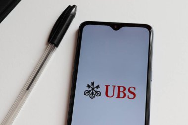 Bahia, Brezilya - 13 Ocak 2021: UBS Group logosu ofis masasındaki akıllı telefon ekranında.