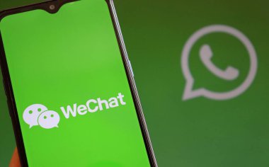 Bahia, Brezilya - 16 Şubat 2021. Arkaplanda WhatsApp logosu görüntülenmiş akıllı telefon ekranında silah uygulaması.