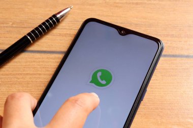 Bahia, Brezilya - 13 Ocak 2021: Akıllı telefon ekranındaki WhatsApp uygulama simgesine parmak tıklama.