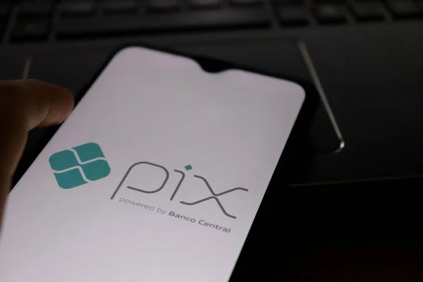 巴西巴伊亚州 2021年5月3日 Pix标志出现在笔记本电脑上方的智能手机屏幕上 Pix是巴西中央银行的即期支付系统 — 图库照片