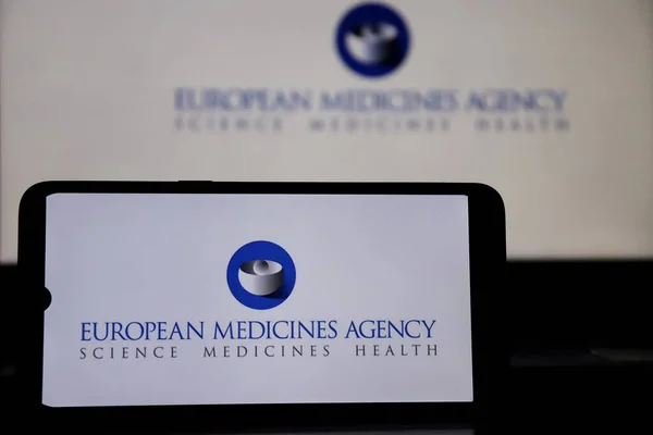 Bahia, Brezilya - 3 Mayıs 2021: Avrupa İlaç Ajansı (EMA) logosu akıllı telefon ekranında sergilendi.