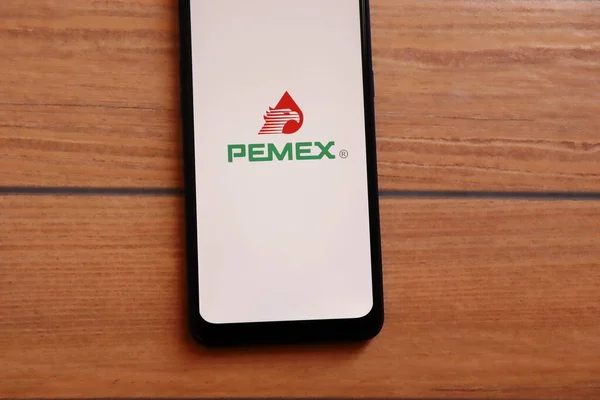 Bahia, Brezilya - 23 Mart 2021: Pemex logosu akıllı telefon ekranında sergilendi. Meksika Petrol, Meksika 'nın devlet petrol şirketi..