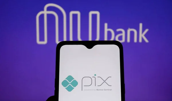 巴西巴伊亚州 2021年3月26日 Pix标志出现在智能手机屏幕上 背后有Nubank标志 Pix是巴西的即期支付系统 — 图库照片