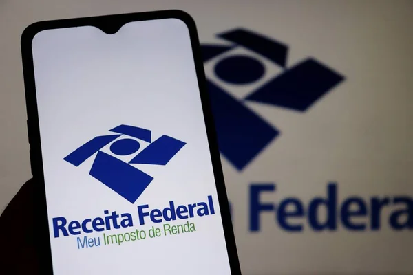 Bahia, Brezilya - 26 Mart 2021: Receita Federal - Meu imposto de Renda (Brezilya Federal Gelir Dairesi) logosu akıllı telefon ekranında. Brezilya 'da gelir vergisi beyanı.
