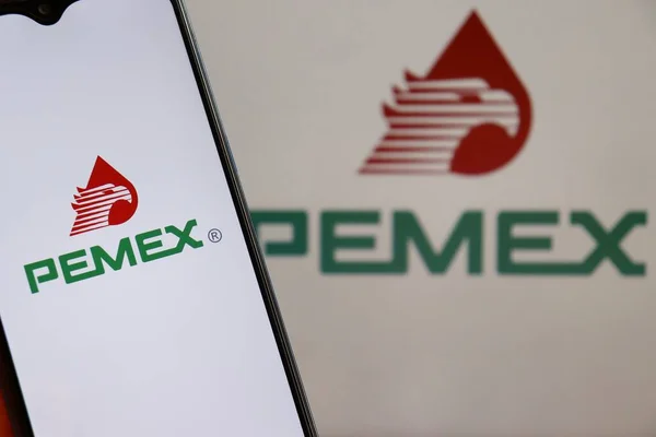 Bahia, Brezilya - 10 Şubat 2021. Pemex logosu akıllı telefon ekranında gösteriliyor. Meksika Petrol, Meksika 'nın devlet petrol şirketi..
