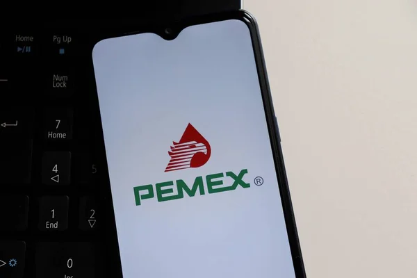 Bahia, Brezilya - 10 Şubat 2021. Ofis masasındaki akıllı telefon ekranında Pemex logosu. Meksika Petrol, Meksika 'nın devlet petrol şirketi..