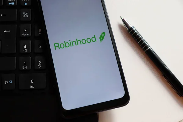 Bahia, Brezilya - 10 Şubat 2021. Robinhood uygulaması akıllı telefon ekranında dizüstü bilgisayarın üstünde. Finansal hizmetler şirketi.