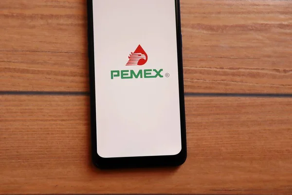 巴西巴伊亚州 2021年3月23日 Pemex标志在智能手机屏幕上展示 墨西哥石油公司是墨西哥国有石油公司 图库图片