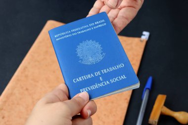 Brezilya iş kartını başka birine veren kişi. İmzalı çalışma kartı (Carteira assinada). Süreç işe alınıyor. Resmi görev. 