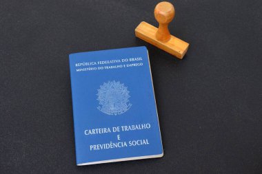 Ofis masasında pullu Brezilya Çalışma Kartı (Carteira de trabalho). İş sözleşmesi konsepti. İmzalı çalışma kartı (Carteira assinada).