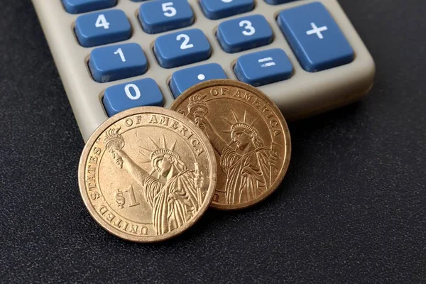 アメリカの硬貨と計算機 1米ドル硬貨 米国の概念における税金 — ストック写真