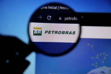 Bahia, Brezilya - 8 Temmuz 2021: Petrobra 'nın web sayfası büyüteçle logoyla büyütüldü. Brezilyalı şirket. Petrobras logosu.