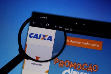 Bahia, Brezilya - 8 Temmuz 2021: Caixa Web sitesinin anasayfası büyüteçle büyütüldü. Banco Caixa (Caixa Bank) bir Brezilya bankasıdır..