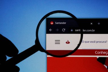 Bahia, Brezilya - 7 Temmuz 2021: Brezilya Portekizcesi Santander web sitesi, büyüteçle. Santander banka logosu.