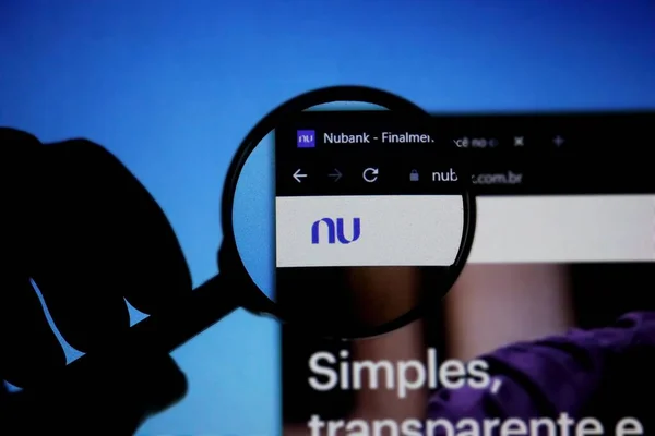 巴西巴伊亚州 2021年7月8日 使用放大镜放大的Nubank网站主页 Nubank是巴西的一家数字银行 图库图片