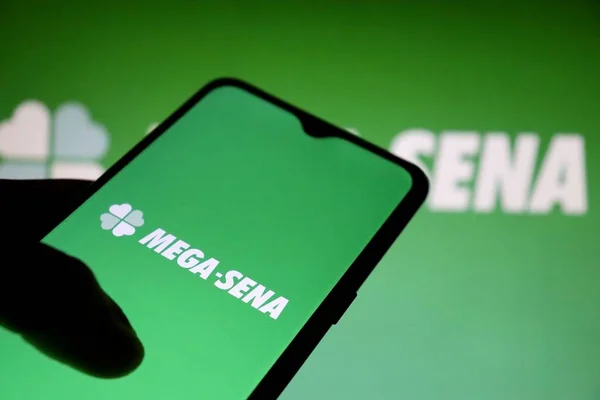 Bahia, Brezilya - 22 Temmuz 2021: Akıllı telefon ekranında Mega Sena logosu. Brezilya 'nın Caixa Ekonomik Piyangosu- Loterias Çevrimiçi.